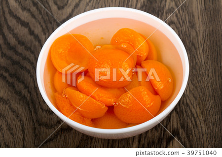 Canned apricots Canned apricots 39751040