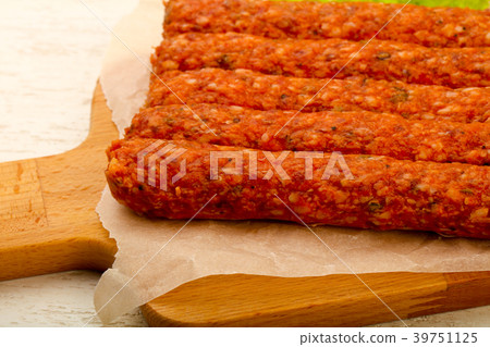 Raw beef sausages Raw beef sausages 39751125
