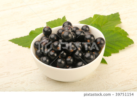 Ripe black currants Ripe black currants 39751154