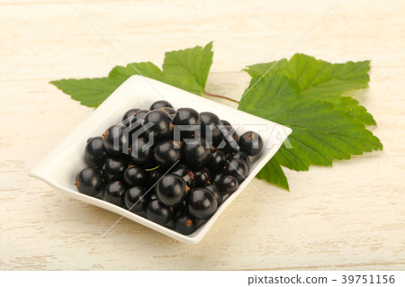 Ripe black currants 39751156
