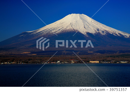 Blue sky back of Mt. Fuji and Lake Yamanaka Blue sky back of Mt. Fuji and Lake Yamanaka 39751357