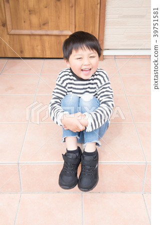 A cute boy smiles 39751581