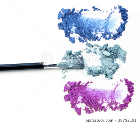 Brush make up. Color eye shadow isolate. 39752191
