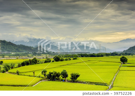 空中云，密集碎片的地形紅領脊和深紅色的紅黑色紙 39752226