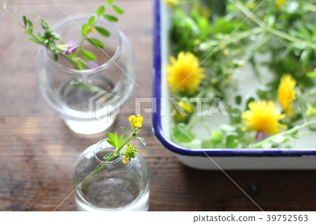 Decorate flowers 39752563