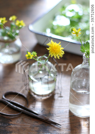 Decorate flowers 39752606