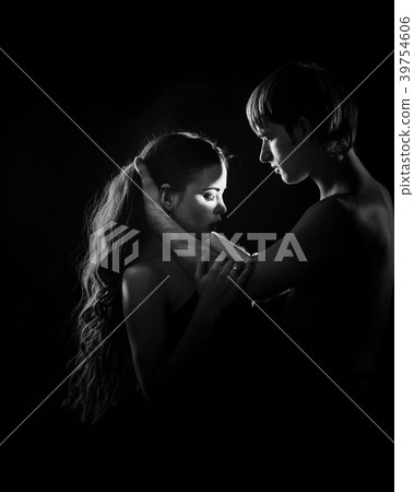 Young couple hugging 39754606