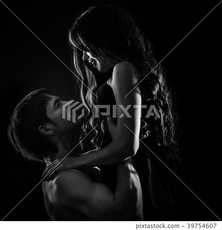 Young couple hugging 39754607