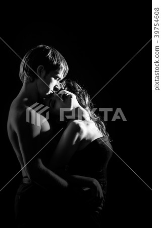 Young couple hugging 39754608