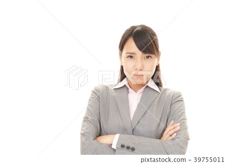 憤怒的面部表情的女人 39755011
