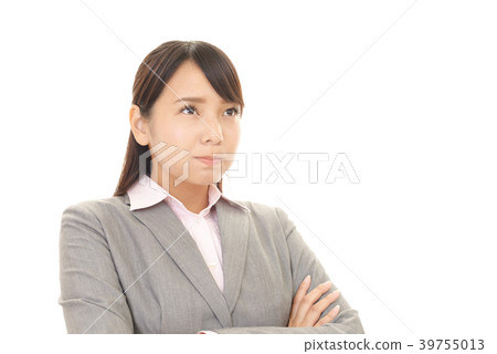 A woman with an angry facial expression 39755013