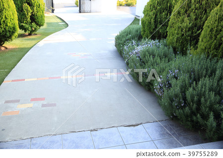 Front door approach 39755289