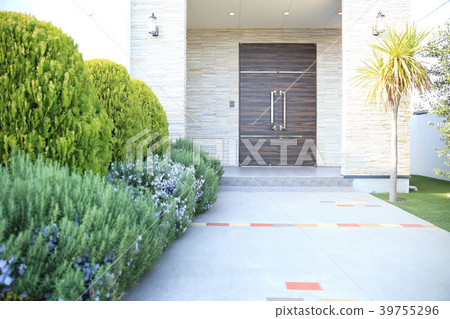 Front Door Approach Stock Photo 39755296 Pixta