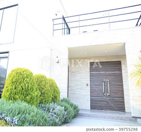 Front Door Approach Stock Photo 39755298 Pixta