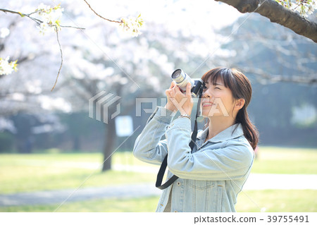 一個女人拍一張照片 一個女人拍一張照片 39755491