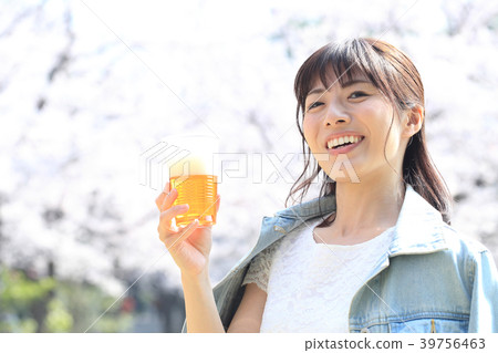 女人在公園裡喝啤酒 39756463