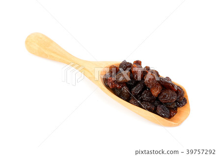 raisin on wood scoop isolated on white background 39757292