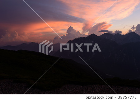 在黃昏的北阿爾卑斯山的熱阿爾卑斯山 39757775