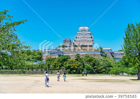 Himeji Castle and tourists, white Heron castle Himeji Castle and tourists, white Heron castle 39758583