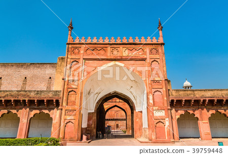 Defensive walls of Agra Fort. UNESCO heritage site 39759448
