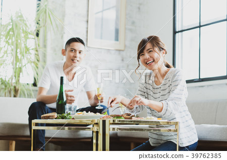 Young couple (meal) 39762385