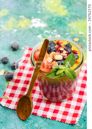 Homemade healthy breakfast with fruits 39762570