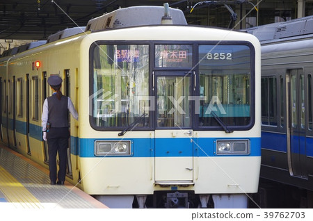 在新Yurigaoka站停靠的小田急線 在新Yurigaoka站停靠的小田急線 39762703