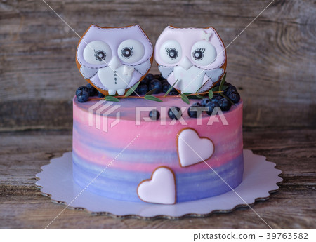 beautiful homemade cake 39763582