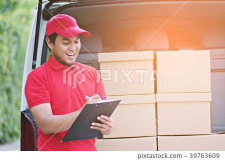 parcel delivery man stand beside van 39763609
