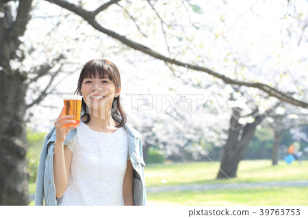 Women who look at flowers Women who look at flowers 39763753
