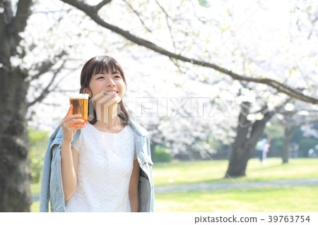 Women who look at flowers Women who look at flowers 39763754