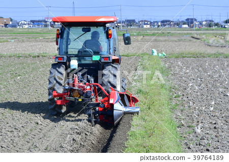 使用曳引機進行稻田田埂塗漆作業 39764189