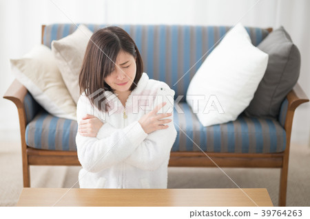 Relaxing woman, smartphone, sofa Relaxing woman, smartphone, sofa 39764263