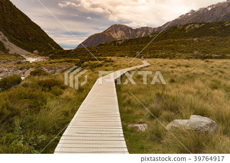 Hooker Valley track, wooden path Hooker Valley track, wooden path 39764917
