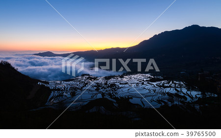 Yuanyang rice terrace at sunrise, Yunnan, China Yuanyang rice terrace at sunrise, Yunnan, China 39765500