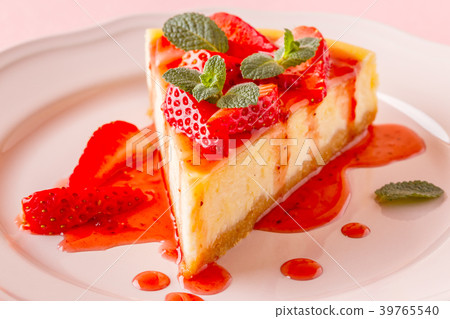 Delicious homemade cheesecake with strawberries. 39765540