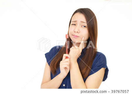 Woman who complains of toothache 39767057