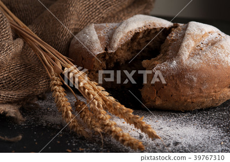 Freshly baked homemade rye flour bread 39767310