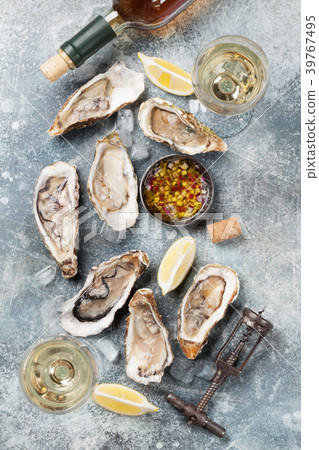 Fresh oysters and white wine 39767495