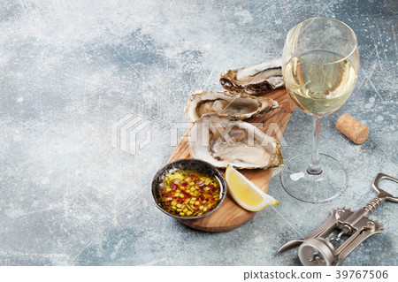 Fresh oysters and white wine 39767506