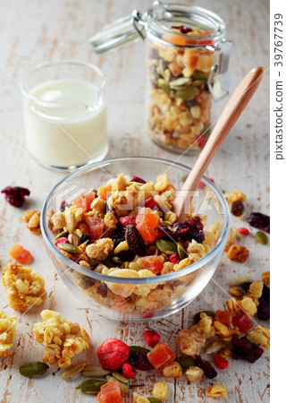 Fruit granola 39767739
