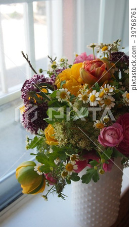 窗台上的花朵Melange花束春天的顏色，堵塞的花朵。在豐富多彩 39768761