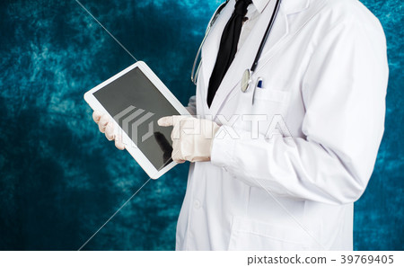 Doctor using an electronic tablet close up Doctor using an electronic tablet close up 39769405