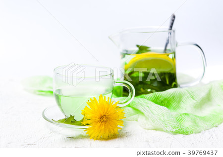 Dandelion herbal tea and flowers Dandelion herbal tea and flowers 39769437