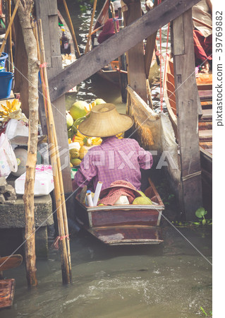 Traditional floating market in Damnoen Saduak Traditional floating market in Damnoen Saduak 39769882