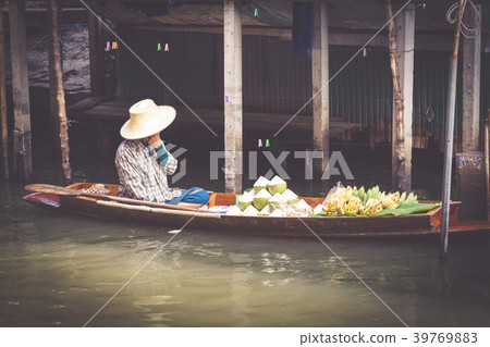 Traditional floating market in Damnoen Saduak Traditional floating market in Damnoen Saduak 39769883