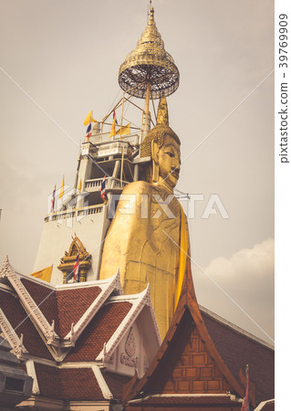 The standing Buddha of Wat Intharawihan 39769909