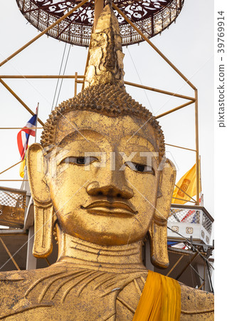 Golden buddha statue in the Wat Intharawihan  39769914
