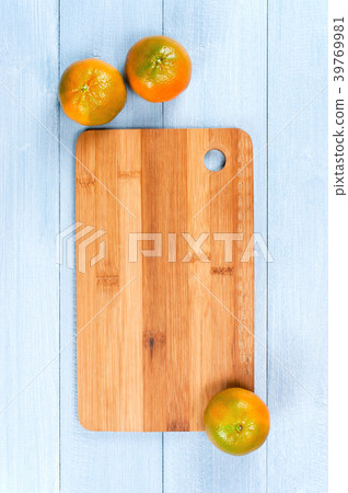 Background with fresh orange-green mandarines 39769981