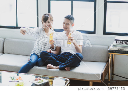 Young couple 39772453